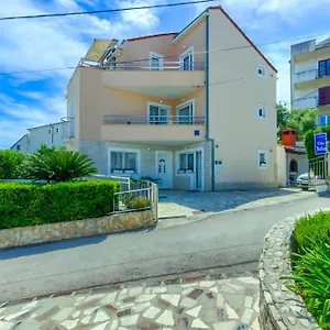 https://villa-jela-trogir.splithotels.org